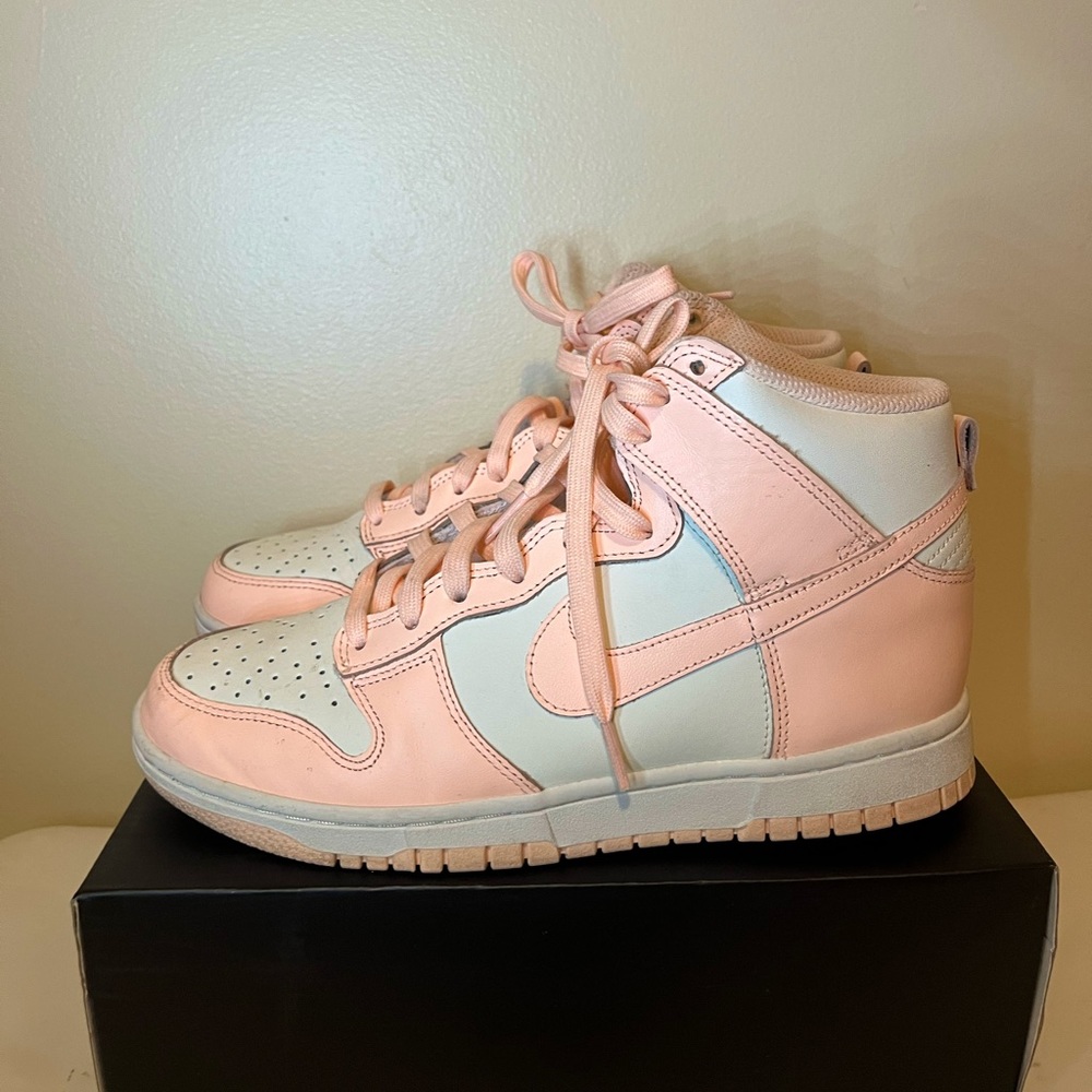 Wmns Dunk High ‘Crimson Tint’